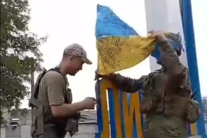 Soldiers display the Ukrainian flag in the city of Lyman: reconquest