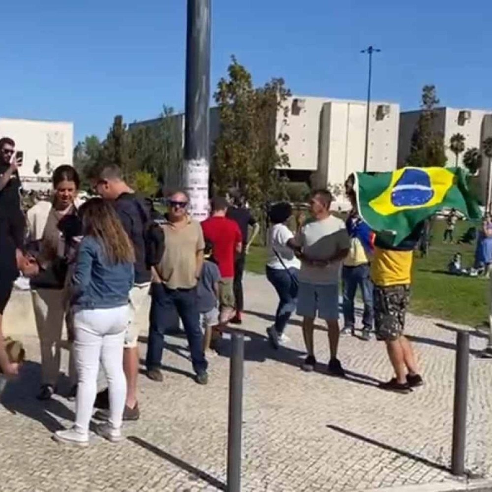 Na fila de votação, Damares diz que recebeu ameaças de morte