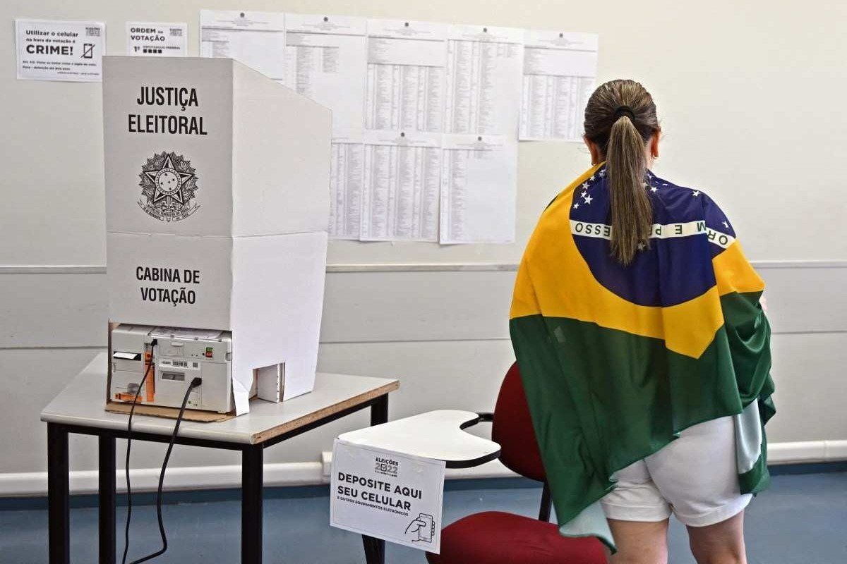 Brasileiros formam filas que dobram quarteirão para votar em Nova York