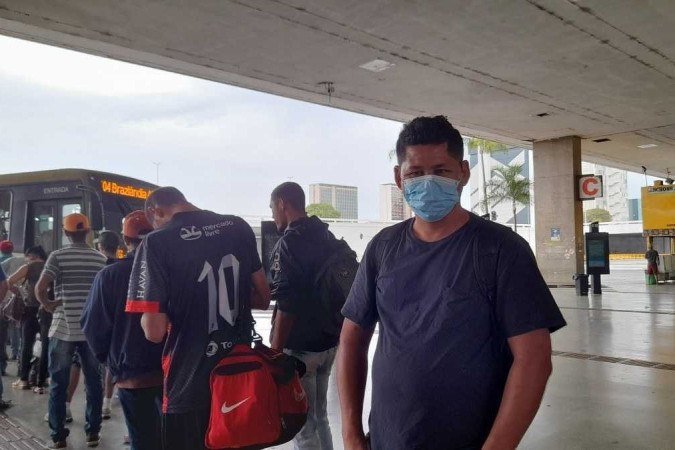 Para Aski Lestt, o tempo de espera longa e a superlotação dos ônibus contribuem para seu o cansaço 