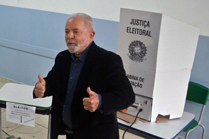 Lula vota em São Bernardo do Campo -  (crédito: NELSON ALMEIDA / AFP)