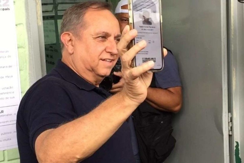 Depois de votar no Guará, Izalci Lucas se diz confiante em 2º turno