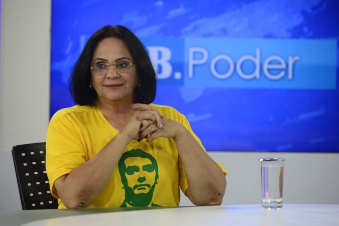 Convidada por Bolsonaro, Damares hesita sobre concorrer ao Senado, Política