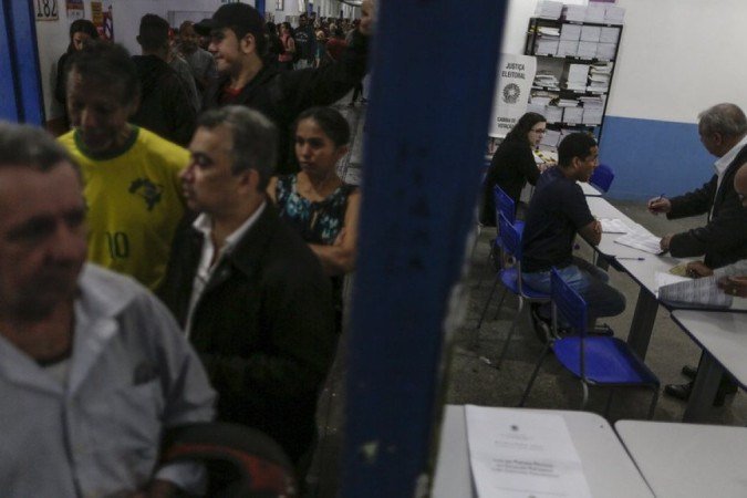 Eleitores no Rio no último domingo; diferença de votos entre Lula e Bolsonaro foi menor do que a prevista - (crédito: EPA) Eleitores no Rio no último domingo; diferença de votos entre Lula e Bolsonaro foi menor do que a prevista - (crédito: EPA)