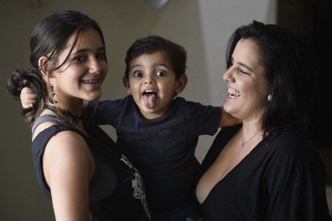  03/10/2022. Crédito: Minervino Júnior/CB/D.A Press. Brasil.  Brasilia - DF. Revista. Gravidez na adolescência. Mãe Raissa Oliveira Guimarães, comm a filha Suri Guimarães e seu filho Ravi Guimarães.