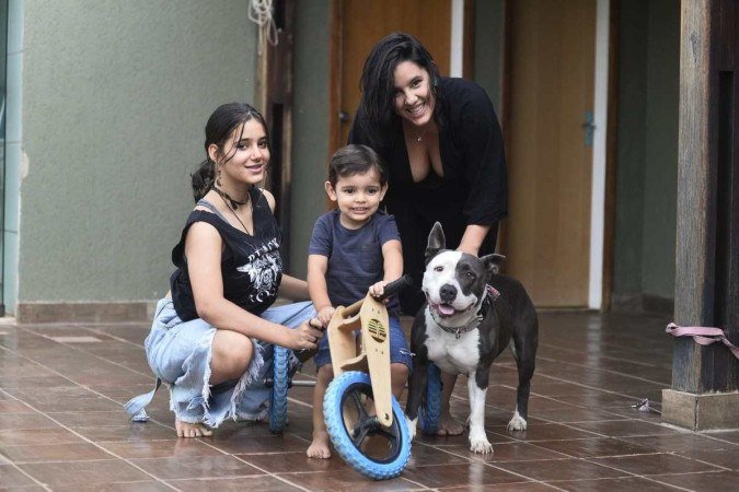  03/10/2022. Crédito: Minervino Júnior/CB/D.A Press. Brasil.  Brasilia - DF. Revista. Gravidez na adolescência. Mãe Raissa Oliveira Guimarães, comm a filha Suri Guimarães e seu filho Ravi Guimarães.