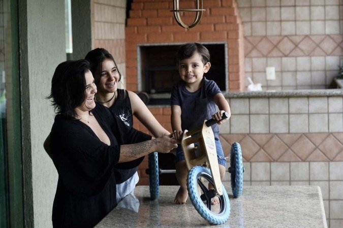  03/10/2022. Crédito: Minervino Júnior/CB/D.A Press. Brasil.  Brasilia - DF. Revista. Gravidez na adolescência. Mãe Raissa Oliveira Guimarães, comm a filha Suri Guimarães e seu filho Ravi Guimarães.
