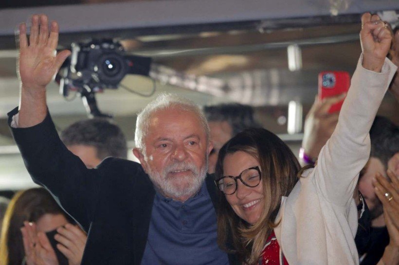 O ex-presidente brasileiro e candidato do Partido dos Trabalhadores (PT) Luiz Inácio Lula da Silva e sua esposa Rosângela "Janja" da Silva acenam para apoiadores após saber dos resultados das eleições.       