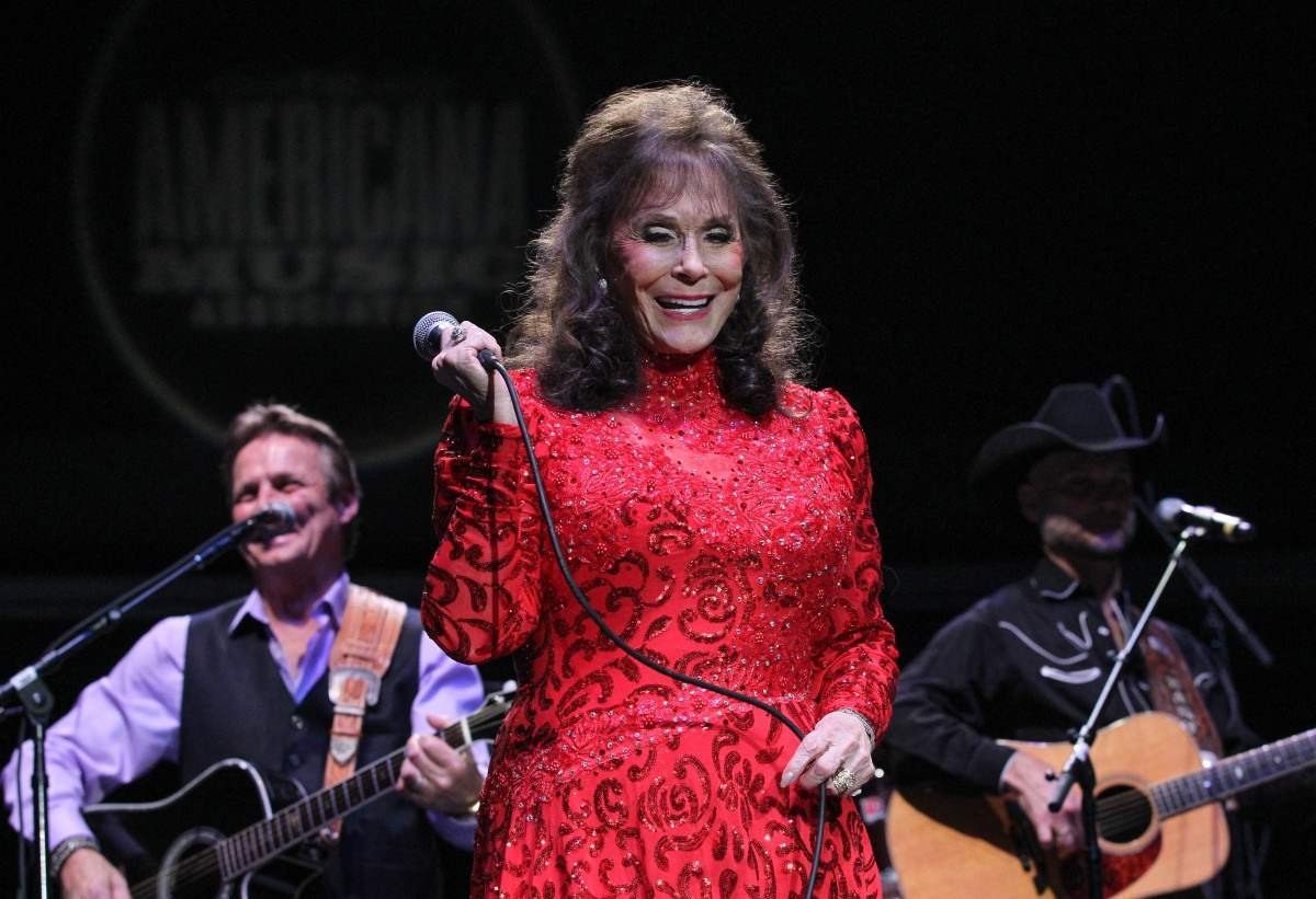 Morre Loretta Lynn, lenda da música country, aos 90 anos