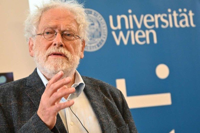  Austrian physicist Anton Zeilinger addresses a press conference on October 4, 2022 at the Institute of Quantum Physics of the University in Vienna, after he was awarded with the 2022 Nobel Prize in Physics. - The Royal Swedish Academy of Sciences has decided on October 4, 2022 to award the 2022 Nobel Prize in Physics to Anton Zeilinger, among two other quantum mechanics physicians. (Photo by JOE KLAMAR / AFP)
      Caption 