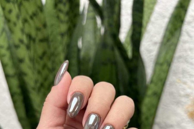 Cromada, glazed e francesinha invertida: novidades nas unhas