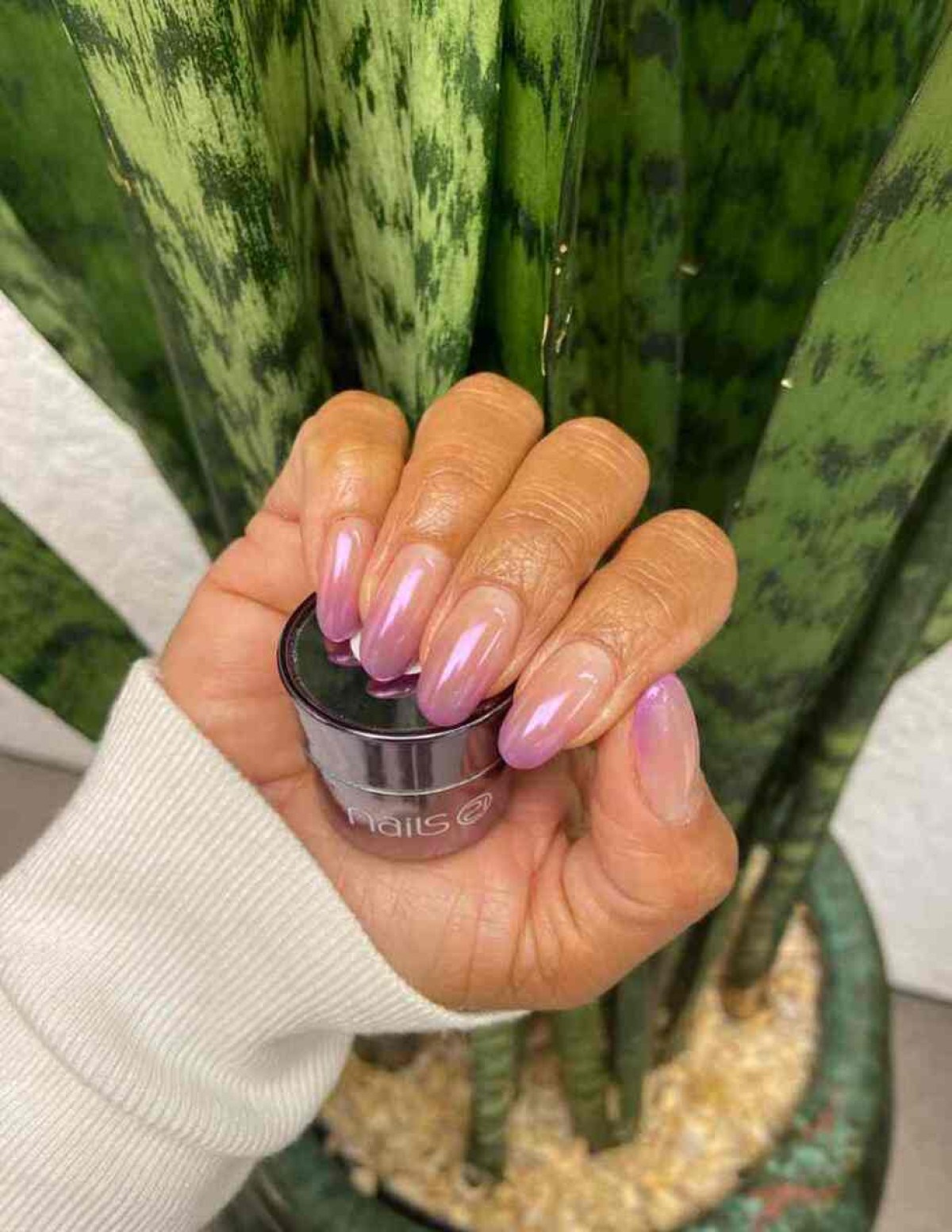 Cromada, glazed e francesinha invertida: novidades nas unhas