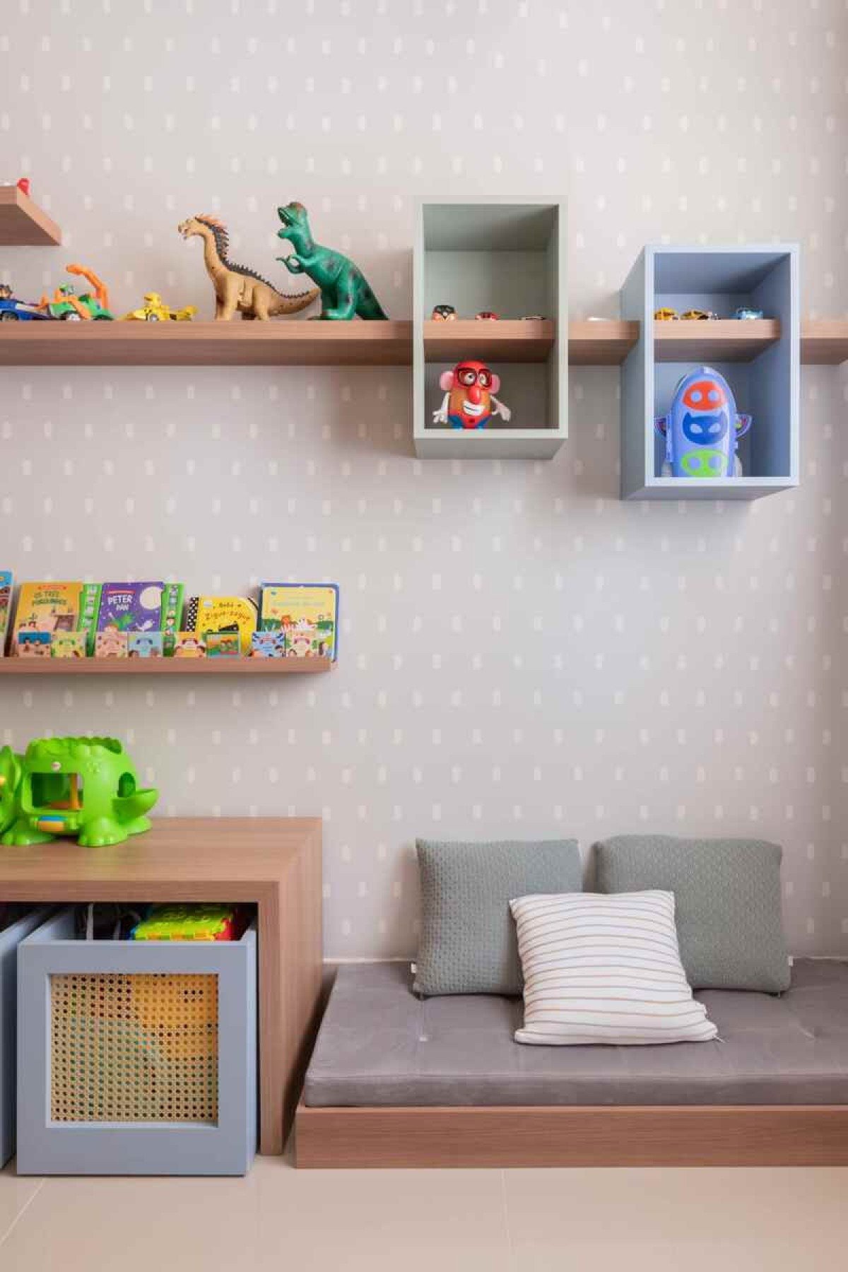 O futon é um espaço voltado para a leitura e a brincadeira O futon é um espaço voltado para a leitura e a brincadeira