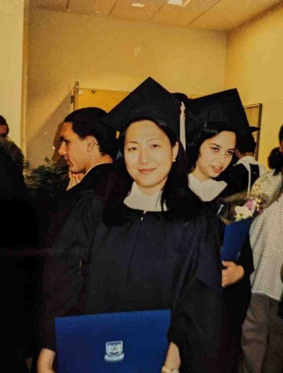 Sandra Utsumi na festa de cola&ccedil;&atilde;o de grau na USP, na d&eacute;cada de 1990