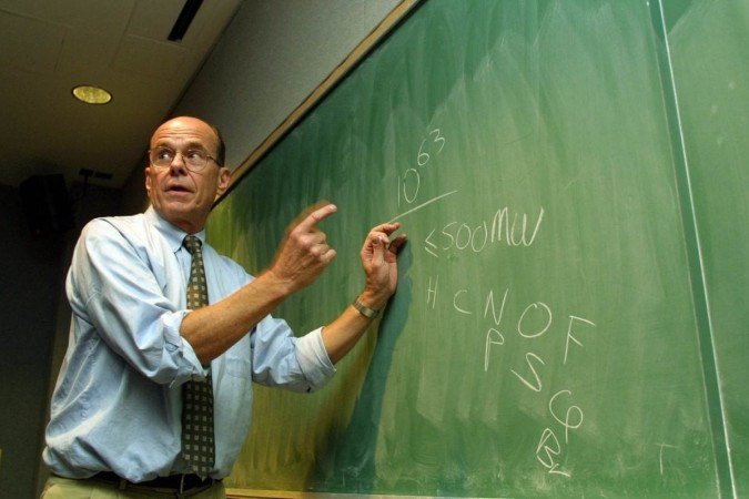  (FILES) In this file photo taken on October 10, 2001 shows 2022 Nobel Laureate K. Barry Sharpless, Ph.D, addressing a room full of reporters and colleagues at Scripps Research Institute after winning the 101st Nobel Prize in Chemistry 10 October, 2001 in La Jolla, Ca. - The Nobel Chemistry Prize was on on October 5, 2022 awarded to a trio of chemists from the US and Denmark who laid the foundation for a more functional form of chemistry.
Americans Carolyn Bertozzi and Barry Sharpless, together with Denmark's Morten Meldal, were honoured 