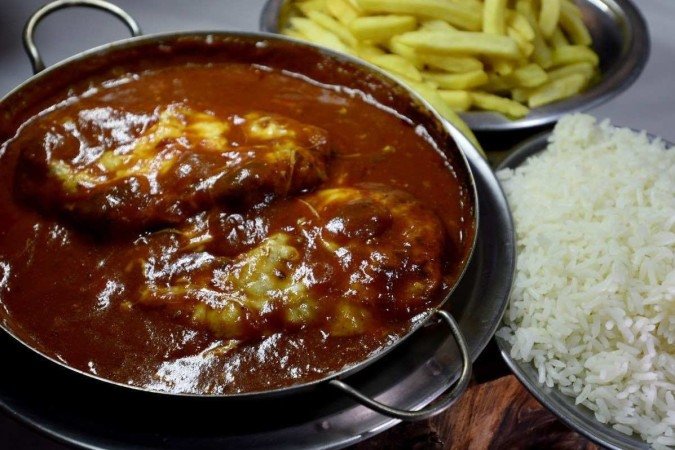 O file à parmegiana do 
    Roma é feito com uma 
        generosa camada de queijo 
            derretido e o tradicional 
                molho de tomate caseiro 
                    do restaurante -  (crédito: Marcelo Ferreira/CB/D.A.Press)
