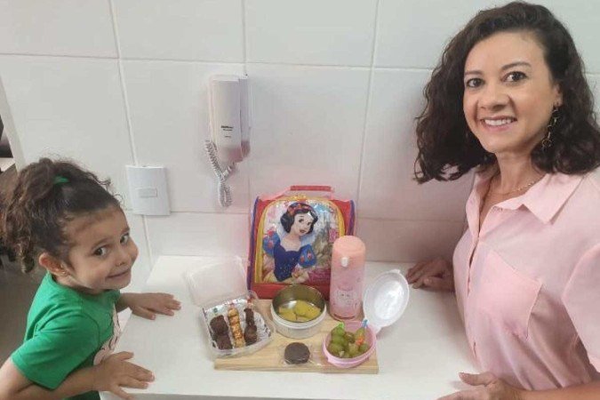 Sue-Helen e a pequena Isa, com sua caprichada lancheira