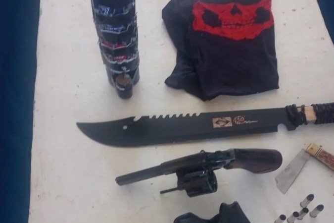 Atirador de Barreiras estava com revólver, armas brancas e objeto semelhante a bomba caseira.
crédito: DIVULGAÇÃO/POLÍCIA MILITAR
- Atirador de Barreiras estava com revólver, armas brancas e objeto semelhante a bomba caseira.
crédito: DIVULGAÇÃO/POLÍCIA MILITAR
-