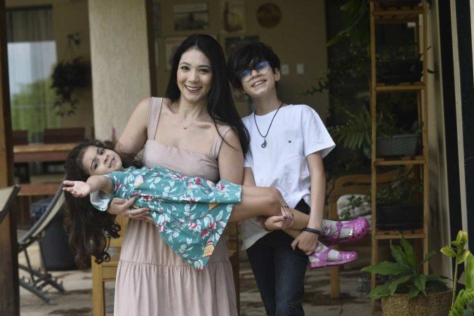 Luiza Takatsu com os filhos, Henrique e Nina: apoio das famílias dela e do marido
