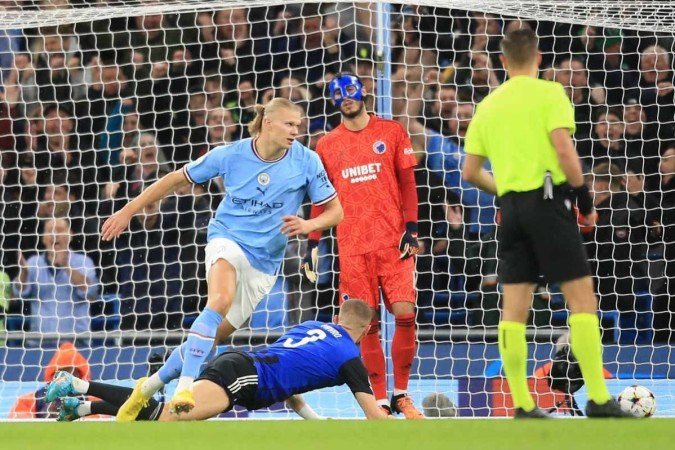 Haaland não para. Na foto, o norueguês celebra um de seus gols contra o Copenhague pela Liga dos Campeões da Europa, competição na qual já fez mais gols que Rivaldo e Luis Suárez -  (crédito:  AFP)