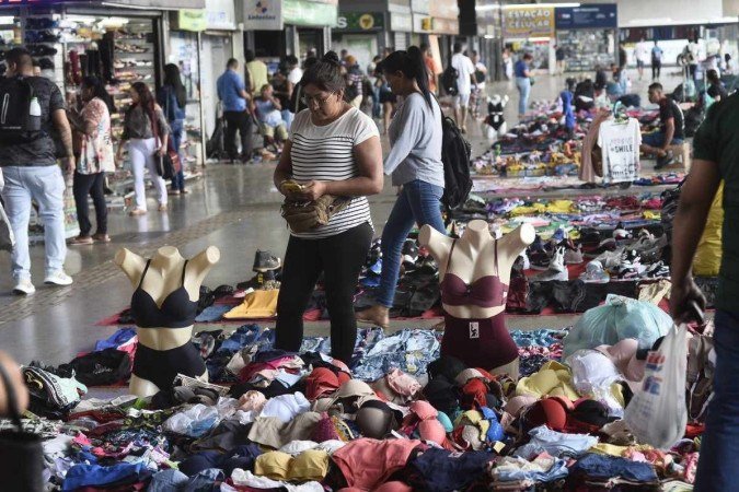  06/10/2022. Crédito: Minervino Júnior/CB/D.A Press. Brasil.  Brasilia - DF. Cidades. Trabalhadores informais na Rodoviária do Plano Piloto. Ermelinda Rayme vendedora de roupas.