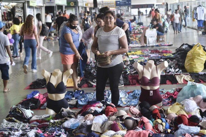  06/10/2022. Crédito: Minervino Júnior/CB/D.A Press. Brasil.  Brasilia - DF. Cidades. Trabalhadores informais na Rodoviária do Plano Piloto. Ermelinda Rayme vendedora de roupas.