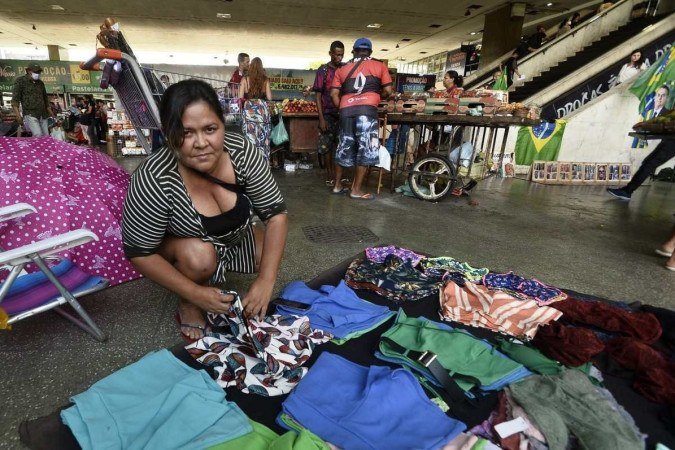  06/10/2022. Crédito: Minervino Júnior/CB/D.A Press. Brasil.  Brasilia - DF. Cidades. Trabalhadores informais na Rodoviária do Plano Piloto. Claudiane de Nazaré vendedora de roupas.