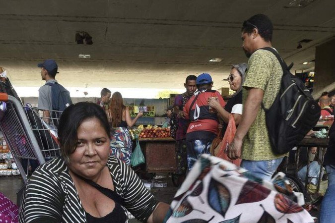  06/10/2022. Crédito: Minervino Júnior/CB/D.A Press. Brasil.  Brasilia - DF. Cidades. Trabalhadores informais na Rodoviária do Plano Piloto. Claudiane de Nazaré vendedora de roupas.