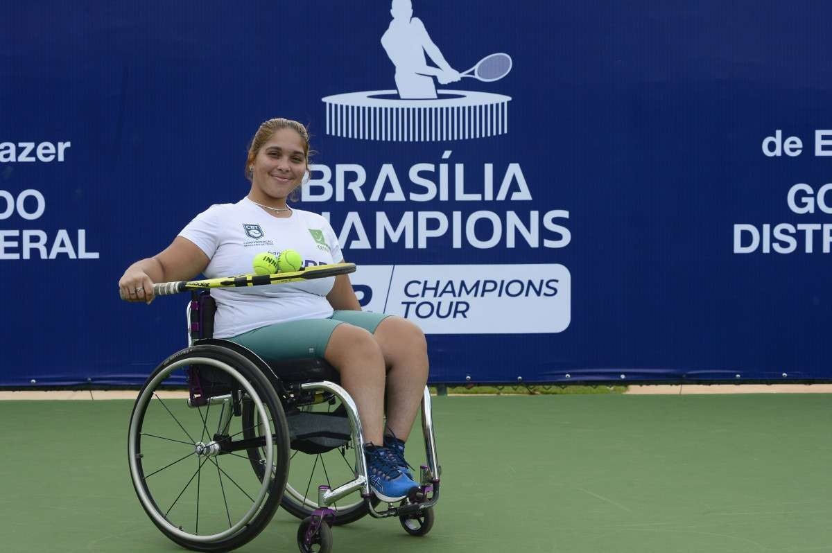 Jade Lanai é condecorada como Atleta Revelação no Prêmio Paralímpico