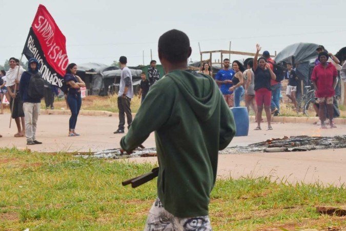  07/10/2022. Crédito: Ed Alves/CB/D.A Press. Cidades. Desocupação em Ceilândia acaba com gás lacrimogêneo e bala de borracha. Na QNR 4, em Ceilândia.