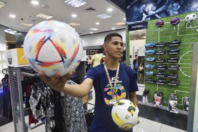 Devido &agrave; falta da camiseta da Sele&ccedil;&atilde;o Brasileira, Rayson tem vendido bolas oficiais do mundial e tamb&eacute;m o modelo da CBF do artigo -  (crédito: Minervino JÃºnior/CB/D.A.Press)