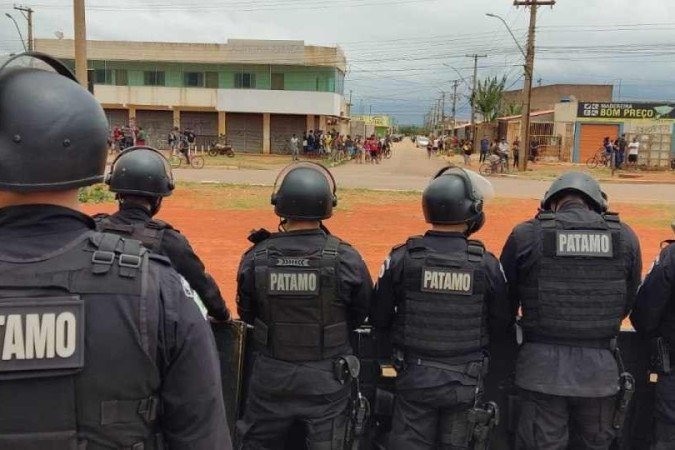Ação da polícia em Ceilândia nesta sexta-feira (7/10) termina com tiros e gás lacrimogêneo - (crédito: Ed Alves/CB/D.A. Press) Ação da polícia em Ceilândia nesta sexta-feira (7/10) termina com tiros e gás lacrimogêneo - (crédito: Ed Alves/CB/D.A. Press)