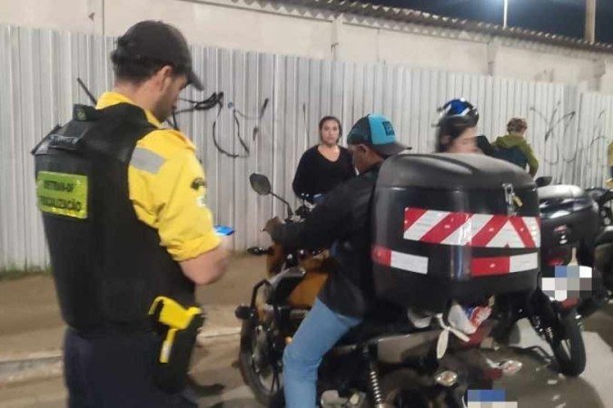 Na Cidade Estrutural, 25 motoristas são autuados por dirigirem alcoolizados - (crédito: Detran-DF/Divulgação) Na Cidade Estrutural, 25 motoristas são autuados por dirigirem alcoolizados - (crédito: Detran-DF/Divulgação)