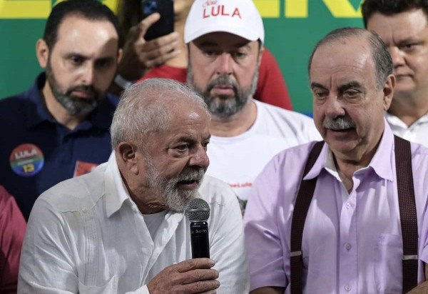 O ex-presidente do Brasil (2003-2010) e candidato presidencial do Partido dos Trabalhadores (PT), Luiz Inácio Lula da Silva (R), fala, ao lado do prefeito de Belo Horizonte, Fuad Noman, durante uma coletiva de imprensa após um comício de campanha em Belo Horizonte, Minas Gerais, Brasil, em 9 de outubro de 2022