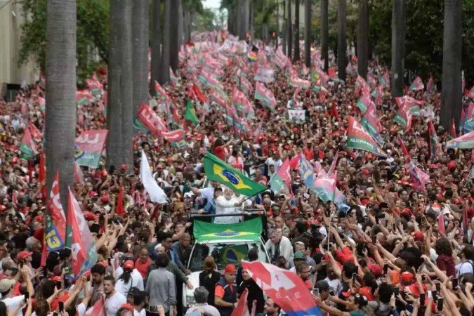Durante a caminhada em BH, Lula asteou uma bandeira do Brasil e balançou-a - (crédito: Túlio Santos/EM/DA Press) Durante a caminhada em BH, Lula asteou uma bandeira do Brasil e balançou-a - (crédito: Túlio Santos/EM/DA Press)