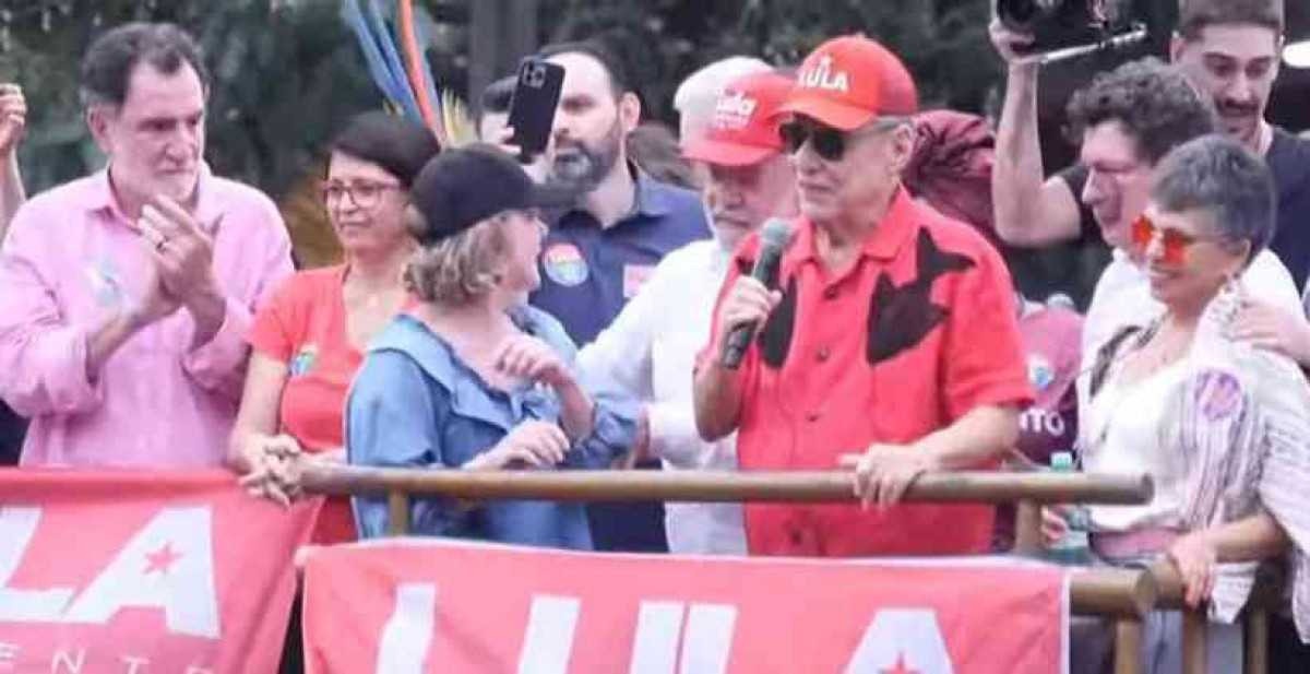 Chico Buarque, ao lado de Lula, em BH: 'Amanhã vai ser outro dia'