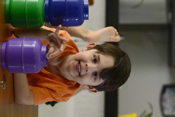  10/10/2022 Crédito: Marcelo Ferreira/CB/D.A Press. Brasil. Brasilia - DF -  Educação financeira para as crianças. João Pedro Gonsalez Costa tem três cofrinhos que deposita dinheiro para gastar futuramnente, investir e doar.