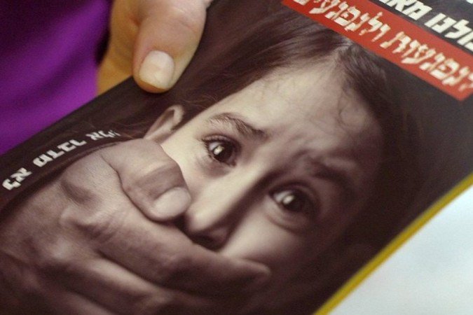Um dos panfletos que Avigayl Heilbronn está distribuindo em sua comunidade haredi - (crédito: BBC) Um dos panfletos que Avigayl Heilbronn está distribuindo em sua comunidade haredi - (crédito: BBC)