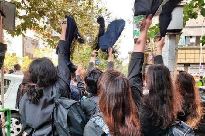 Adolescentes protestaram tirando o hijab - (crédito: UGC) Adolescentes protestaram tirando o hijab - (crédito: UGC)