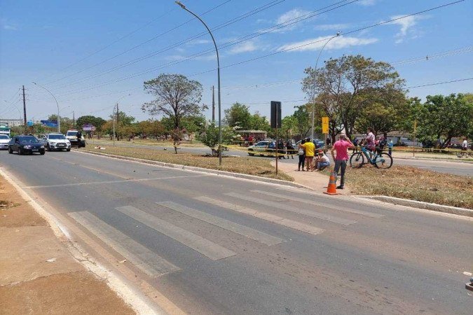 Policiais cercam área onde mãe e filha foram atropeladas na faixa de pedestre em Planaltina - (crédito: Reprodução/Redes sociais) Policiais cercam área onde mãe e filha foram atropeladas na faixa de pedestre em Planaltina - (crédito: Reprodução/Redes sociais)