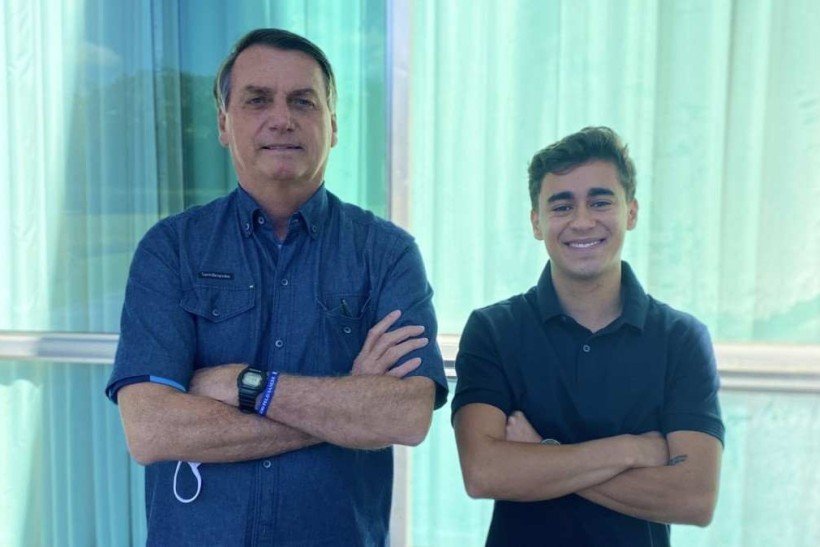 Durante lua de mel nas Maldivas, Nikolas Ferreira grita por Bolsonaro no mar