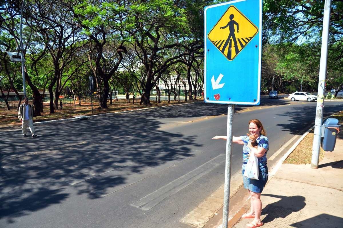 Detran-DF promove ações para reforçar respeito à faixa de pedestres