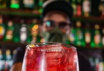 Drinks inspirados no Natal são alternativas interessantes para se tomar durante a ceia de Natal -  (crédito:  Jungle Bar/Divulgação)