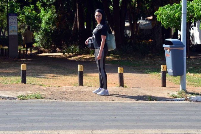  11/10/2022. Crédito: Ed Alves/CB/D.A Press. Cidades. Faixa de Pedestre. Na foto Josinete Rabelo. Faixa na 206/207 Sul. 