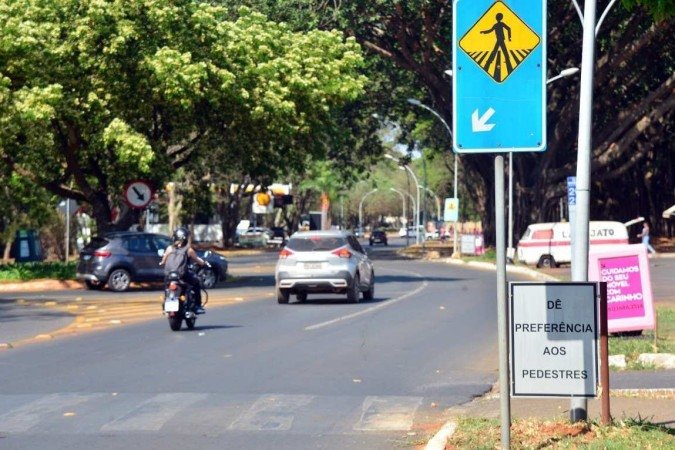  11/10/2022. Crédito: Ed Alves/CB/D.A Press. Cidades. Faixa de Pedestre. Faixa na 206/207 Sul. 