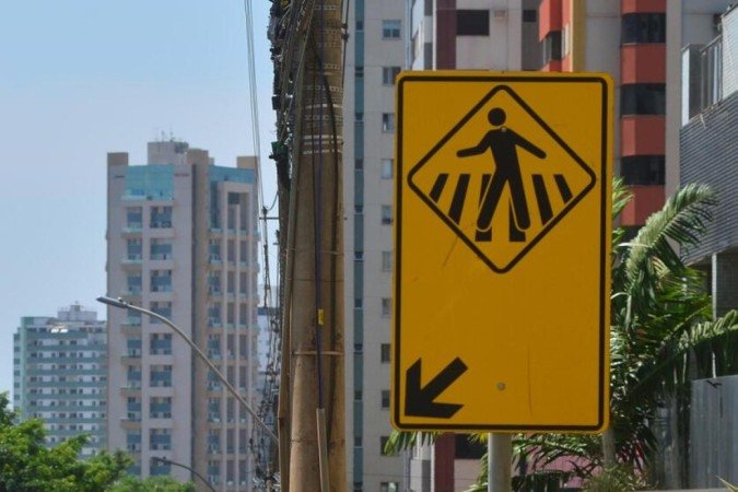  11/10/2022. Crédito: Ed Alves/CB/D.A Press. Cidades. Faixa de Pedestre. Na foto Lucas Pires.Faixa em Aguas Claras. 