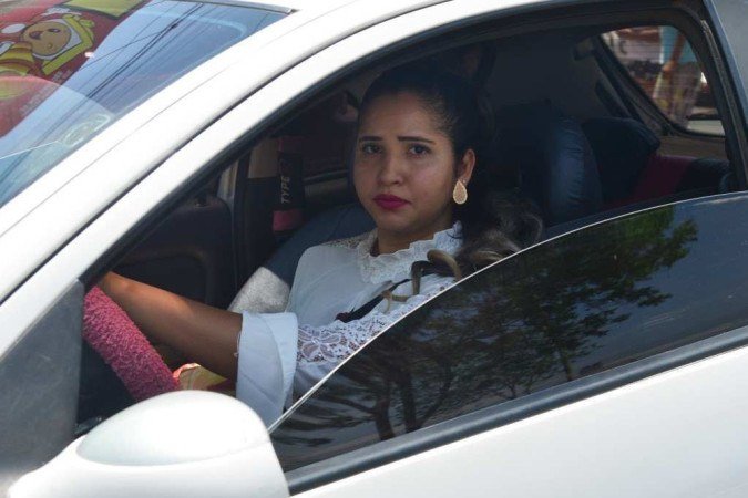  11/10/2022. Crédito: Ed Alves/CB/D.A Press. Cidades. Faixa de Pedestre. Na foto Luana Pereira. Faixa na Samambaia Sul. 