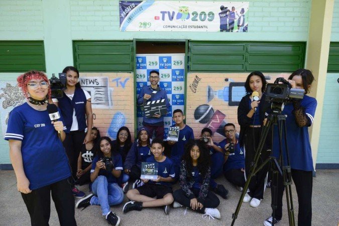 Professor Genilson, com os alunos do projeto Linguagens, da CEF 209 de Santa Maria. Alunos podem participar de diversos cursos no contraturno das aulas