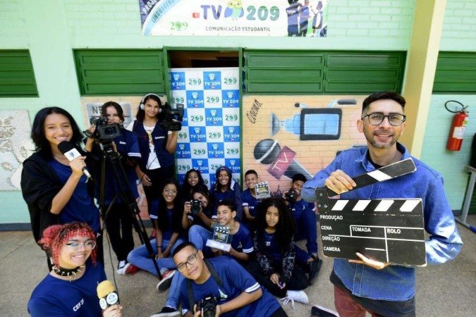 Professor Genilson, com os alunos do projeto Linguagens, da CEF 209 de Santa Maria. Alunos podem participar de diversos cursos no contraturno das aulas