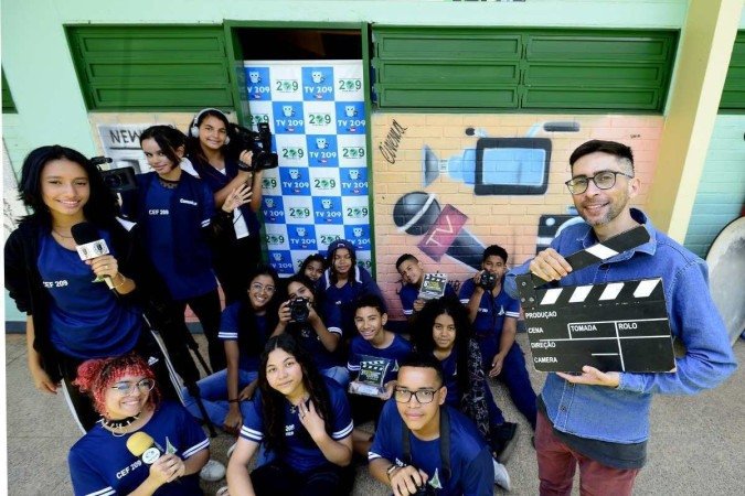 Professor Genilson, com os alunos do projeto Linguagens, da CEF 209 de Santa Maria. Alunos podem participar de diversos cursos no contraturno das aulas
